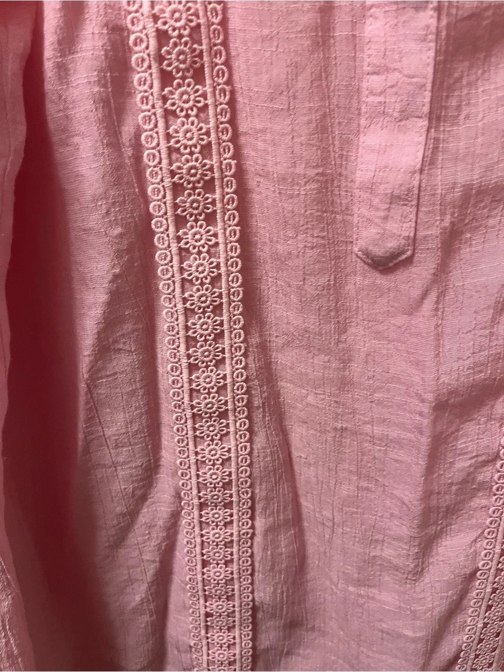 Counterparts Women’s Size XL Pink Peasant Top with Lace Embroidered Detail VNeck - Picture 3 of 8